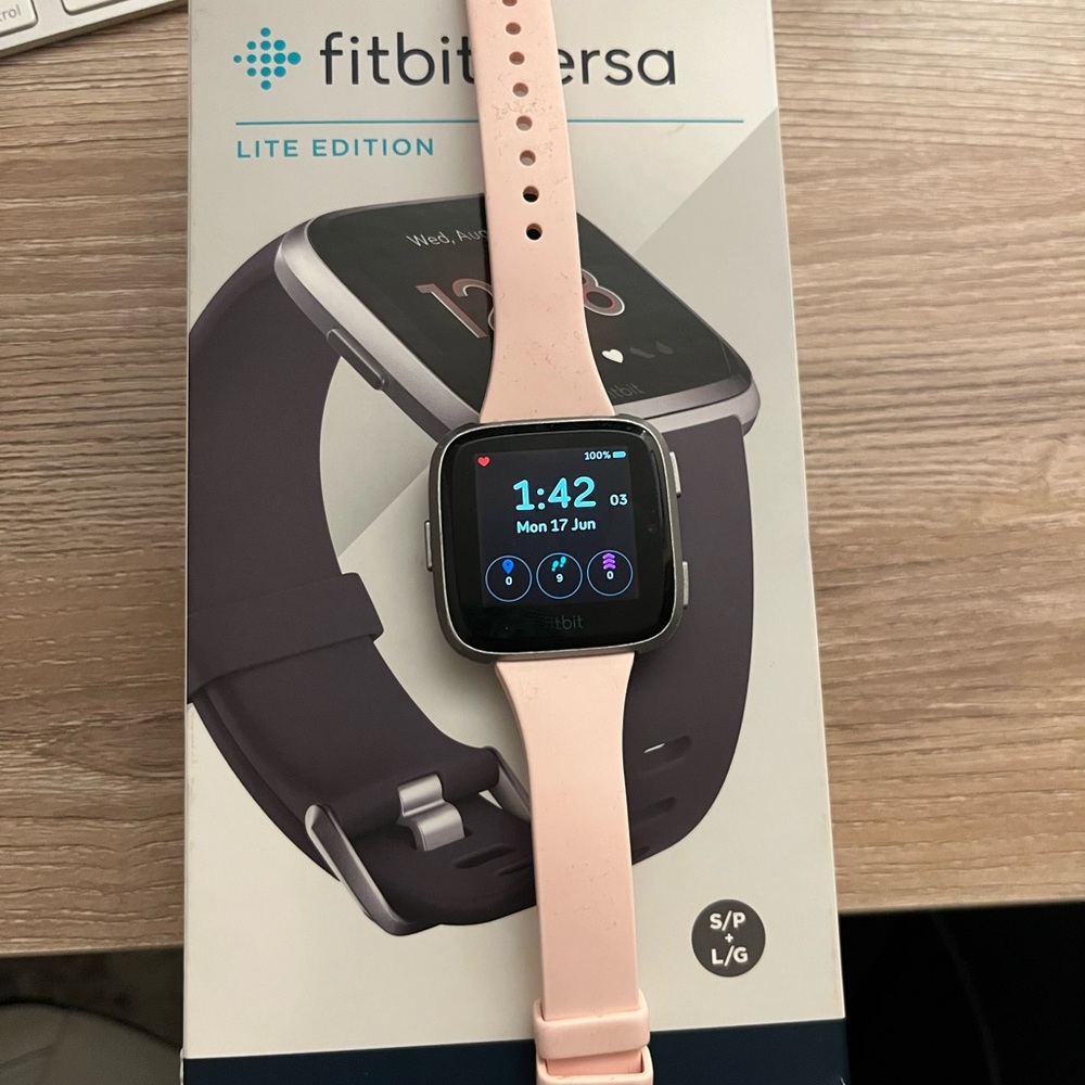 Fitbit Versa Lite Smartwatch - Soft Pink